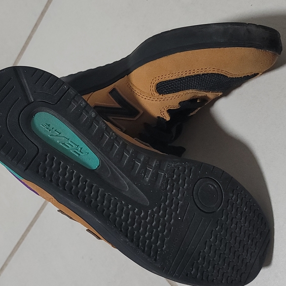 New Balance - Picture 3 of 4